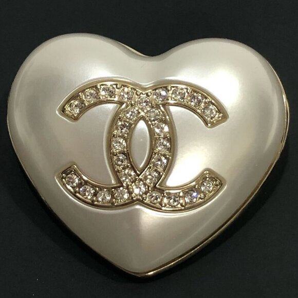 CHANEL CC Logo Rhinestone Heart Pearl Brooch Gold Tone Pin A21B Auth w/Box #7441 - Picture 1 of 10
